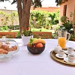 Апартаменты Izzhome Paradise Пула